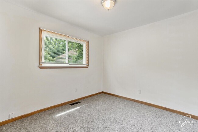 Building Photo - 3 bedroom ranch $1250 - Lease Special