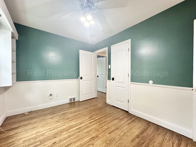 Building Photo - Charming Royal Oak 3-Bed with Sunroom, Dec...