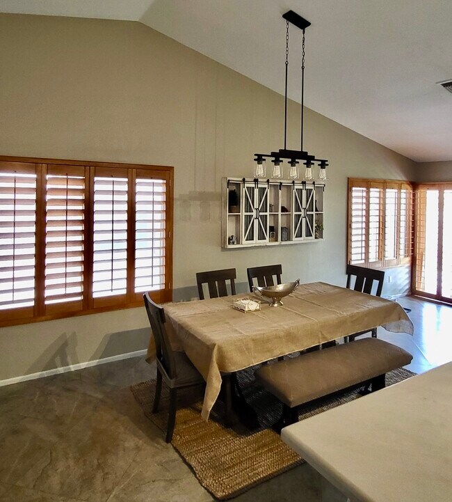 Building Photo - 6609 W Sierra St