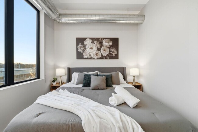 Building Photo - 6044 N Winthrop Ave