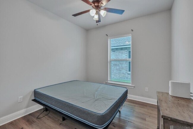 Building Photo - 7248 Kenilworth Crossing Ave