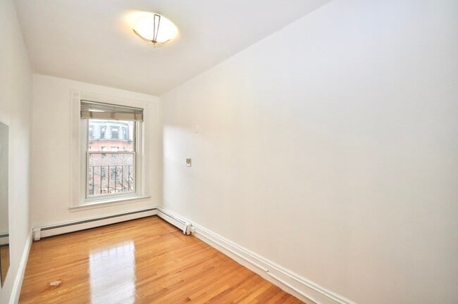 Building Photo - 218 Newbury St