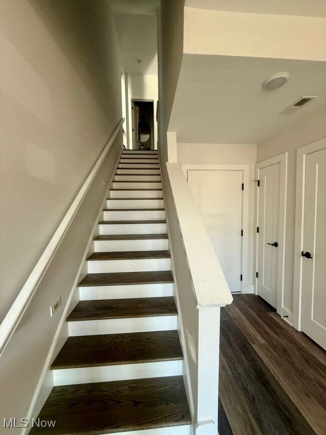 Building Photo - 1495 Superior Ave E