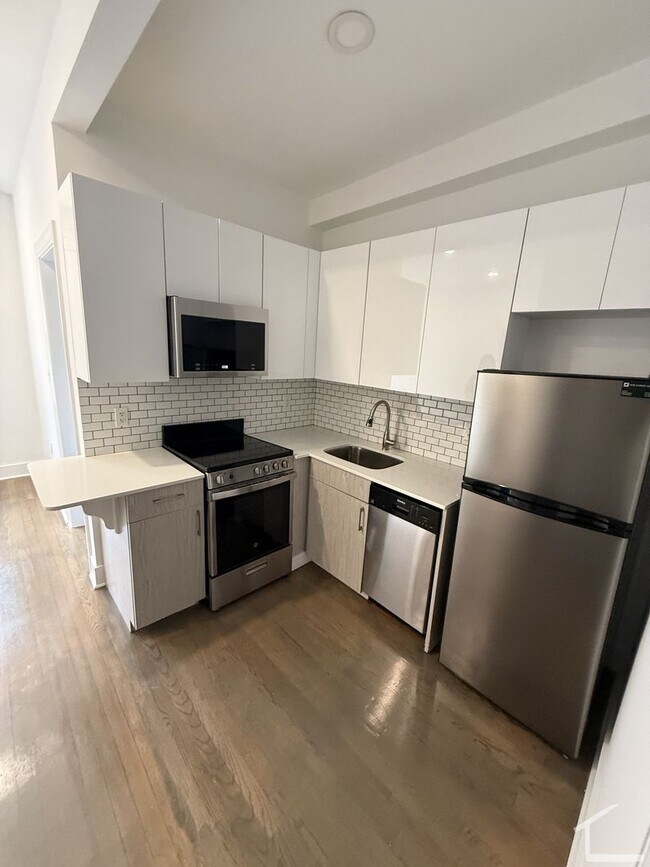 Building Photo - Check out this 1 bed 1 bath in Fenway
