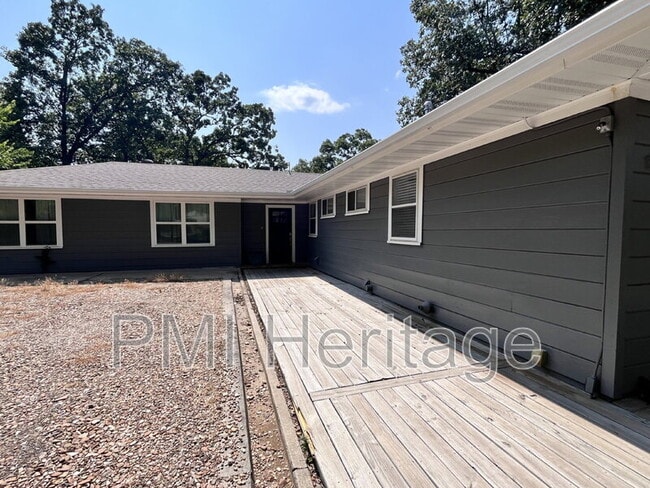 Building Photo - 1139 N Sunset Dr
