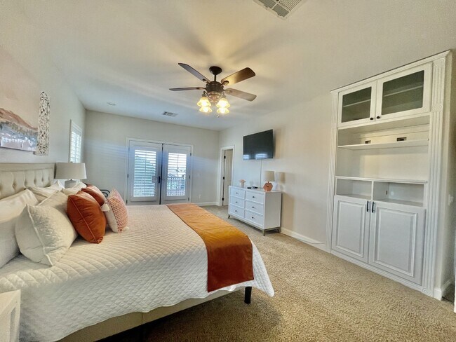 Building Photo - Luxurious 5-Bed, 4-Bath Fully Furnished Home in Henderson-