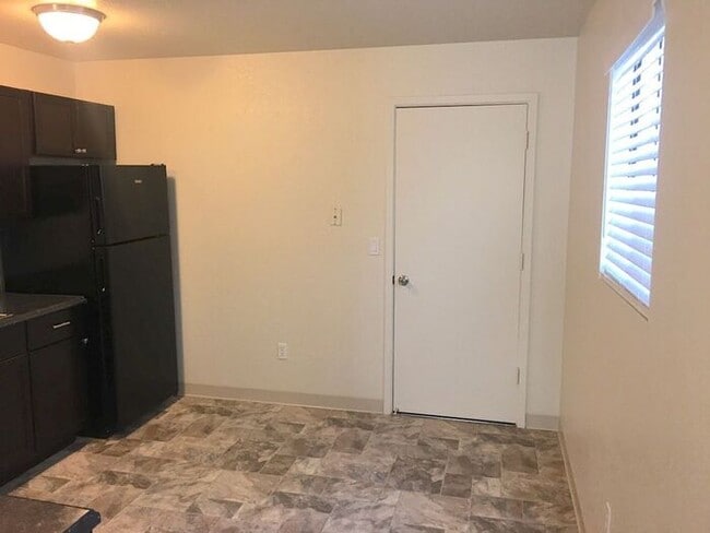 Building Photo - Reno Duplex - Garage, Dishwasher, Washer/Dryer Hookups, Central A/C