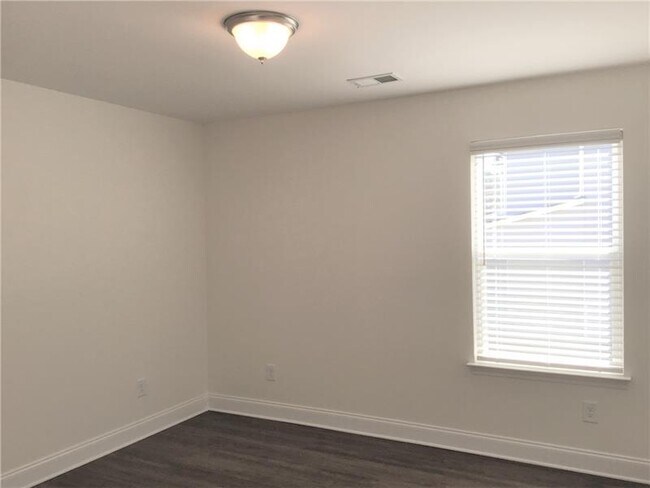 Building Photo - 174 Lindridge Dr NE