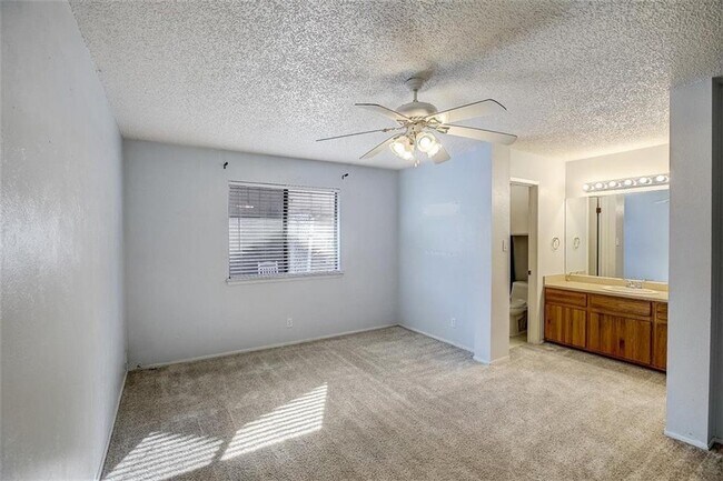 Building Photo - 605 Russet Valley Dr
