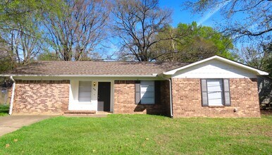Building Photo - Quaint 3 Bedroom, 1 Bathroom Home in Whitehouse, w/ Shed for Storage
