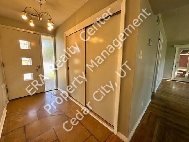 Building Photo - Move in Discount! Charming Ranch Style Single Family Home