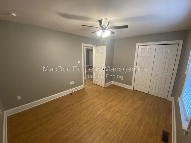 Building Photo - 214 W Broaddus Ave