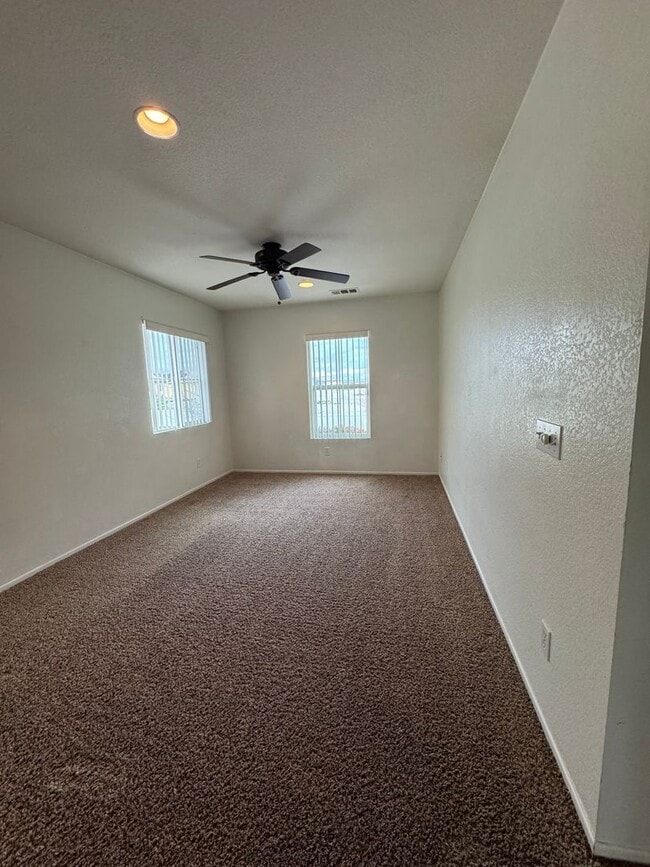 Building Photo - Spacious 3 Bedroom Home in Victorville