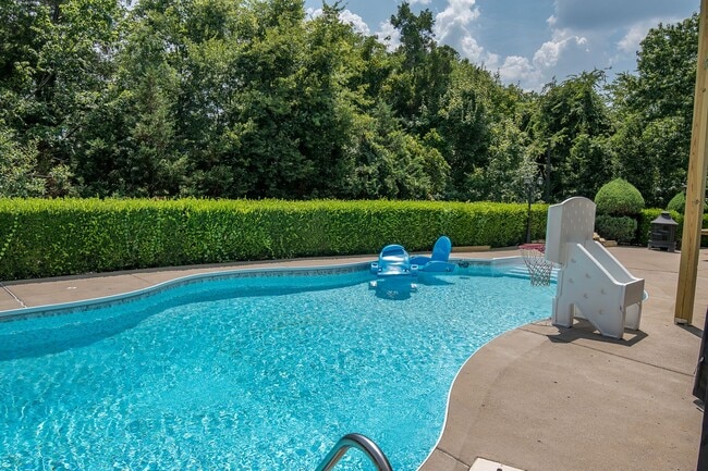 Building Photo - Luxury Living w/ Pool In Brentwood!