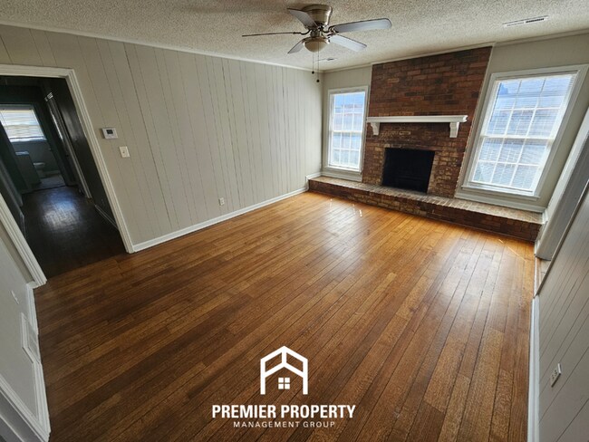 Building Photo - Classic 3BR/2BA Home in 38119 | Hardwood Floors, Fireplace & Formal Dining