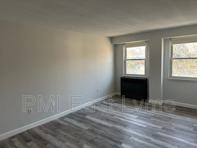 Building Photo - 292 Pequot Ave