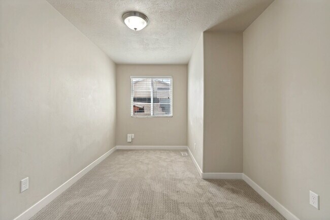 Building Photo - 3 Bed, 2.5 Bath Townhome in South Jordan – Solar-Powered, Low Utility Bills