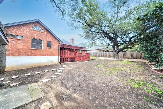 Building Photo - Executive Home in Greenshire with Luxurious Updates and Spacious Outdoor Living - Agent Commissio...