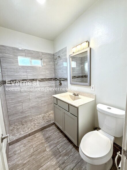 Building Photo - 934 E 7th St