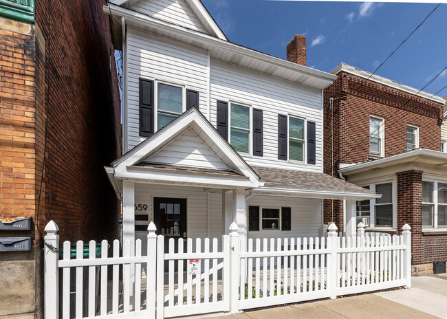 Front Entry with covered patio - 659 Evergreen Ave