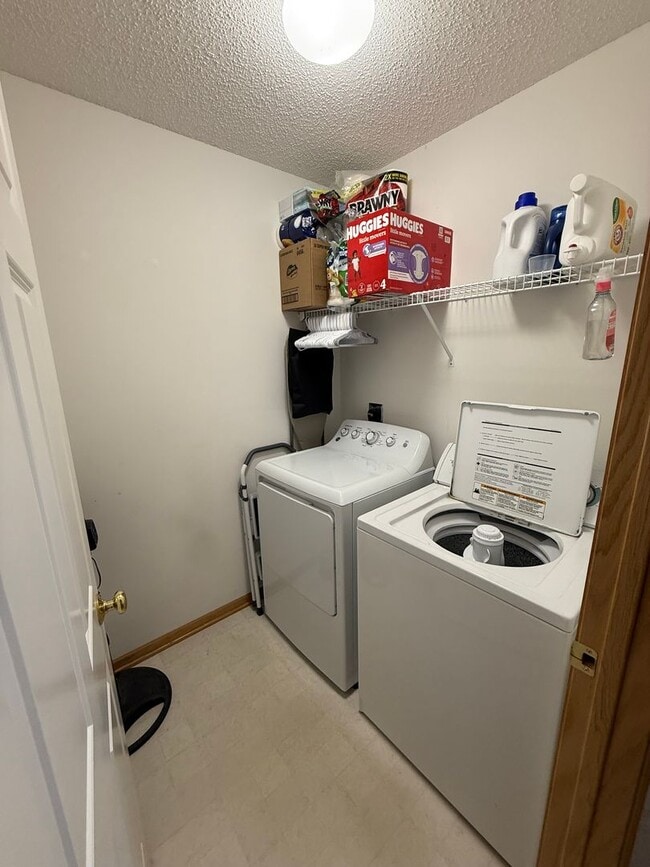 Building Photo - Beautiful 2 Bed, 2 Bath Townhome for Rent ...