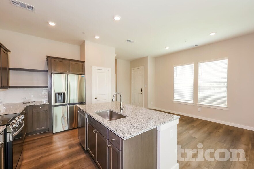 Building Photo - 305 Yorkshire Ct