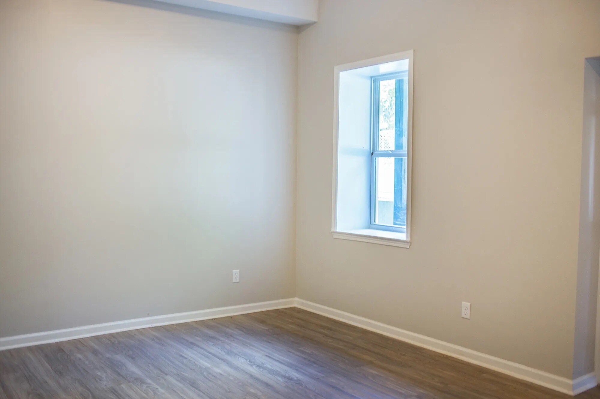Building Photo - Room in Apartment on Stanton Rd SW