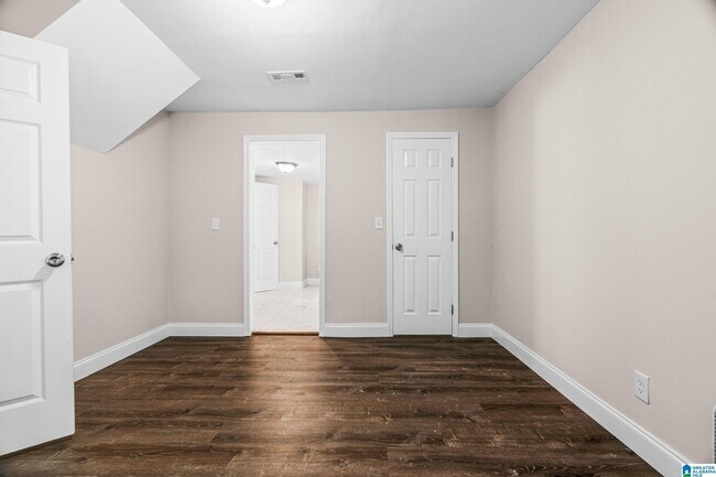 Building Photo - 528 10th Ct W