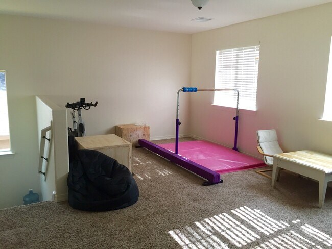 Building Photo - Sandstone Ranch Estates Refrig A/C 4 bed, 3 bath Home with Many Extras!