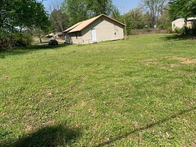 Building Photo - Daisy Ln
