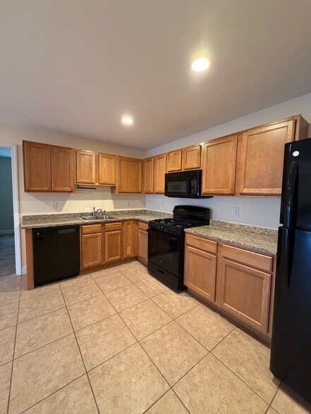 Building Photo - 9 Jenna Ln