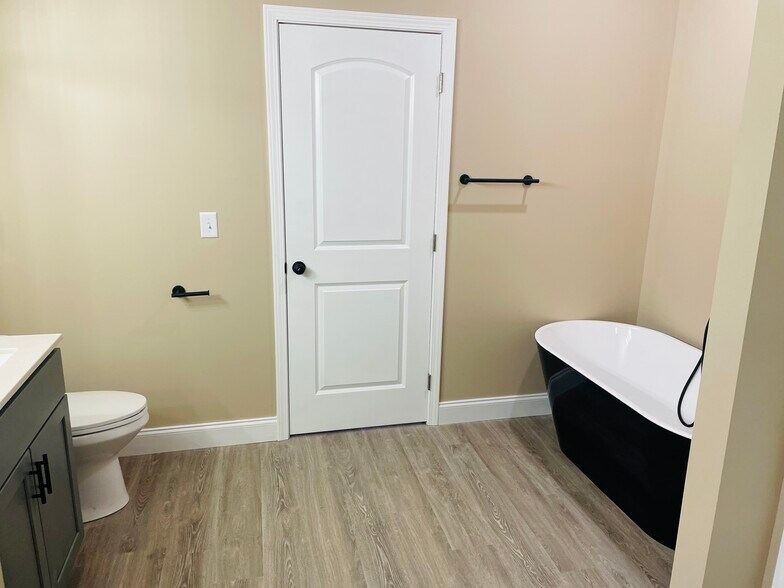 Building Photo - 261 Fairway Dr