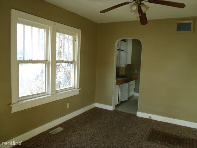 Building Photo - 2 br, 1 bath House - 431 W Division St