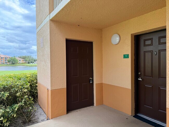 Building Photo - 301 SW Palm Dr