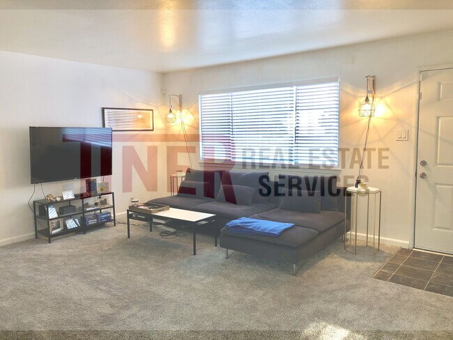 Building Photo - Charming Duplex in Carmichael