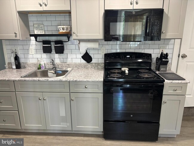 Building Photo - 1235 N 8th St