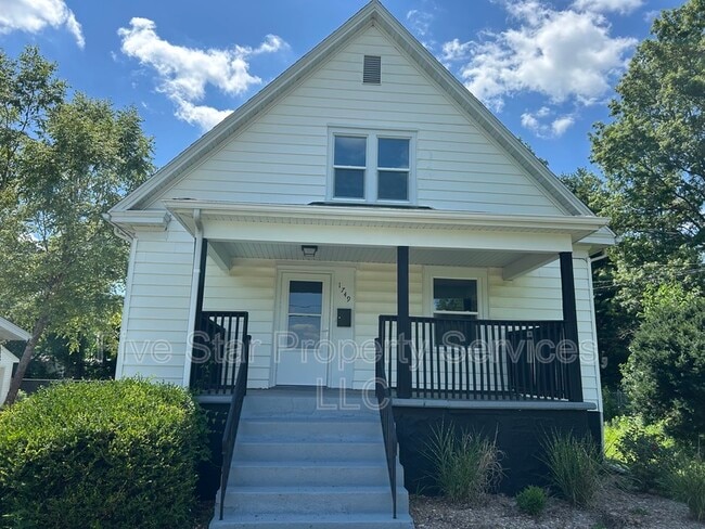 Building Photo - 1749 N Milton Ave