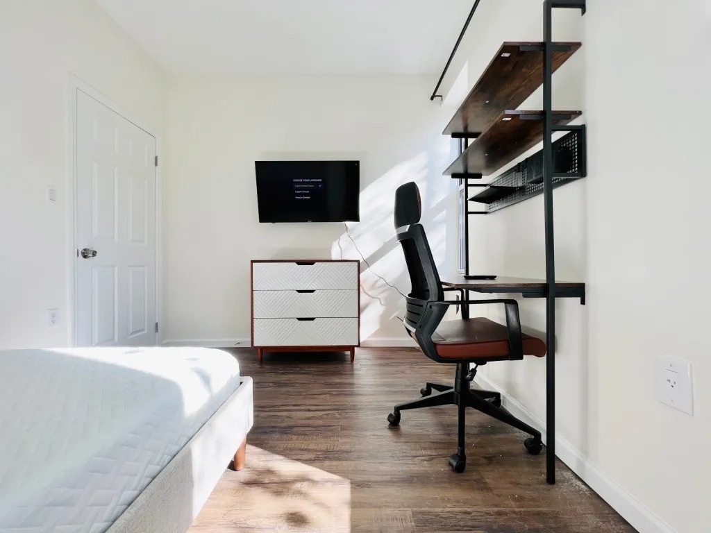 Building Photo - Furnished room/NOT APARTMENT