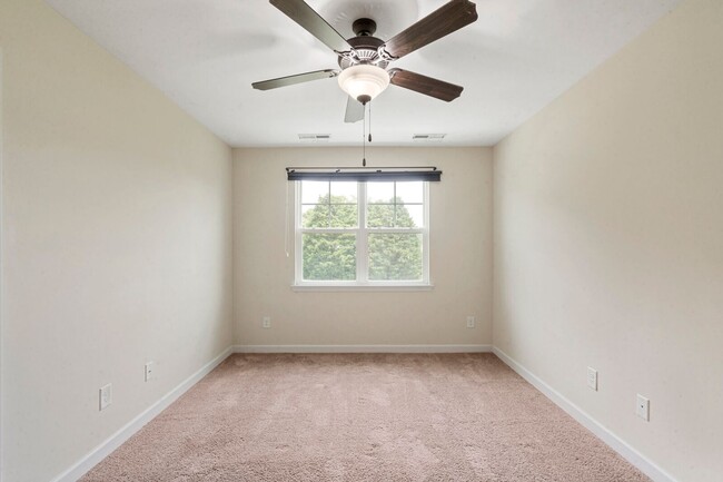 Building Photo - 2 Bedroom, 2.5 Bath End Unit Townhouse loc...