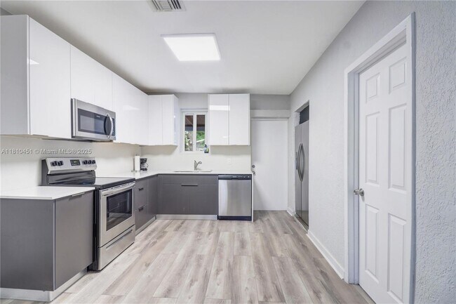 Building Photo - 6039 SW 38th St