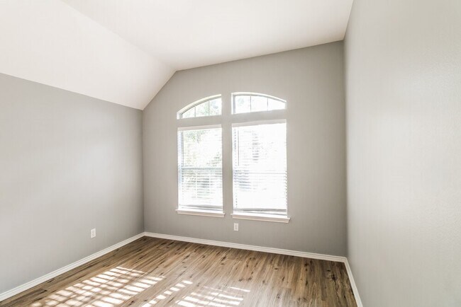 Building Photo - 2804 Creek Bend Dr
