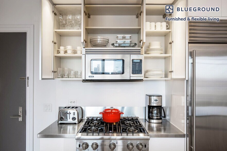 Building Photo - 550 W 54th St