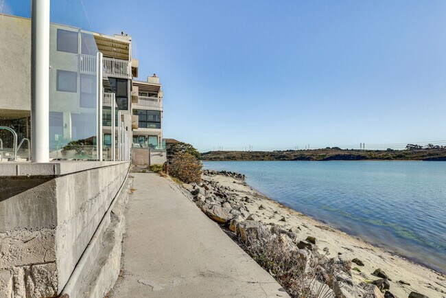 Building Photo - 4513 Cove Dr