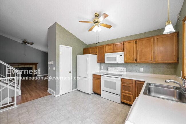 Building Photo - pacious 3 Bed, 2 Bath Home with Fenced Yard and Two-Car Garage