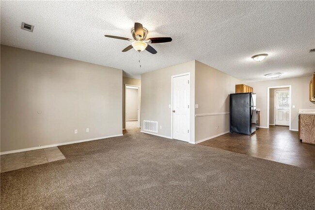 Building Photo - 2502 Parkcrest Dr