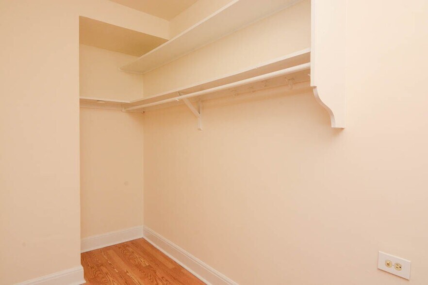 Building Photo - 3335 W Diversey Ave