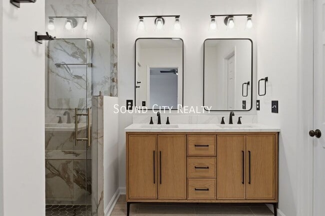 Building Photo - 5112 Bay Overlook Dr