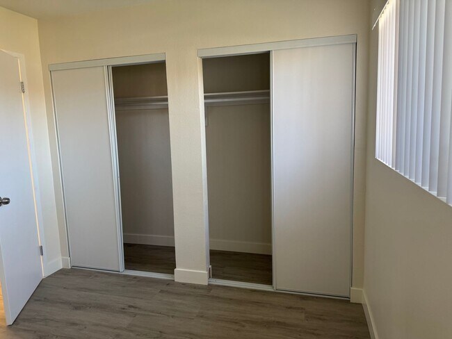 Building Photo - $250.00 1st Month's Rent! Utilities Included!