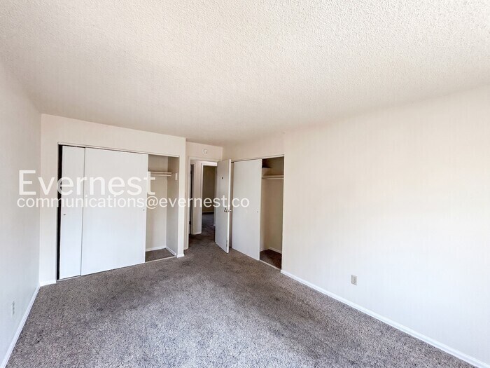 Building Photo - 2702 Dickens Dr