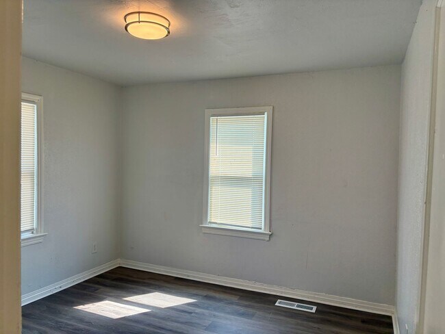 Building Photo - 2316 Miramar Blvd